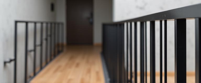 Garde-corps intérieur moderne en métal noir